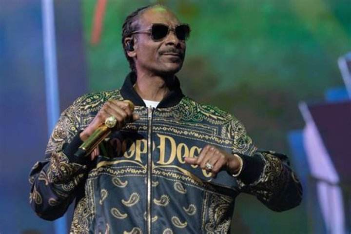 How many records has Snoop Dogg sold?