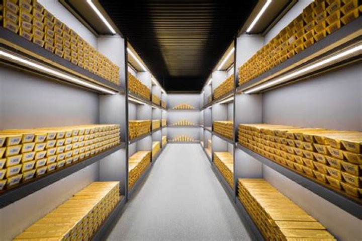 How much does it cost to store gold in a bank?