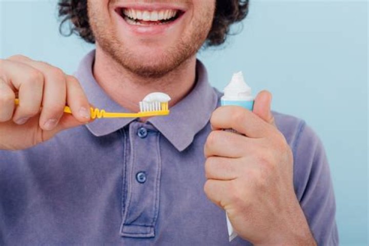 Should I brush my teeth before putting my retainer in?