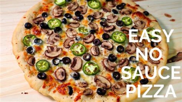 Should you put olive oil on pizza crust before the sauce?
