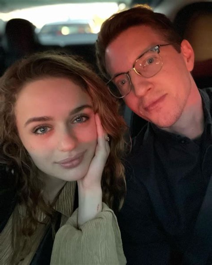 What does it mean when Noah looks back in Kissing Booth 3?