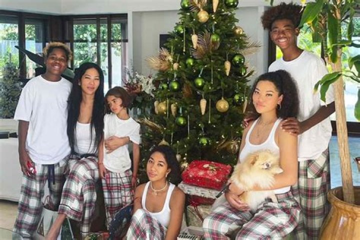 Who is the father to Angela Simmons son?